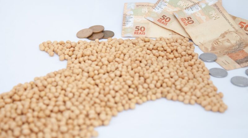 seta formada com soja apontando para notas de 50 reais - preço da soja