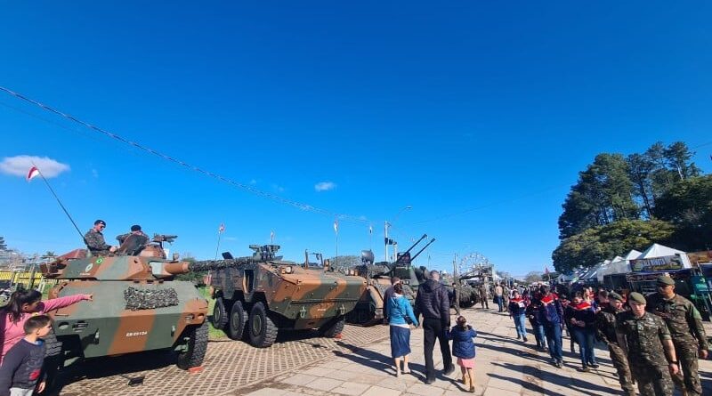 Veículos do Exército utilizados nas enchentes estão em exposição na Expointer
