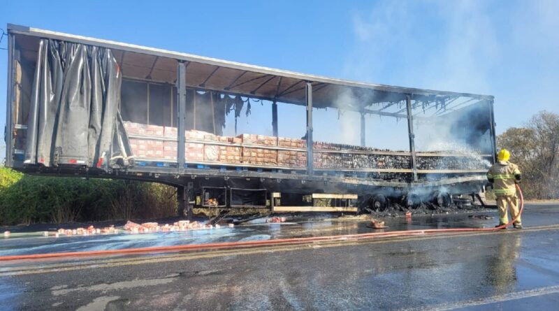 Incêndio destrói mil fardos de leite condensado em carreta no Norte de Minas
