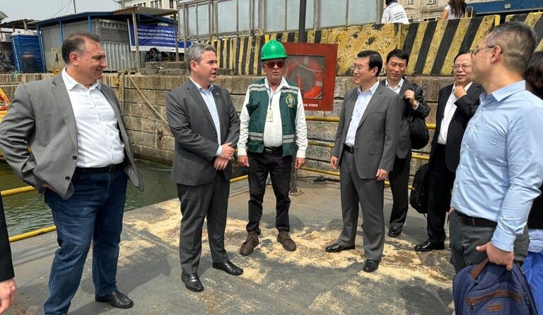 Comitiva chinesa visita terminal de exportação no Porto de Santos