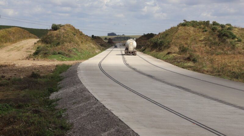 rodovia com pista em concreto
