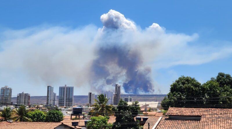 Incêndio florestal atinge área próxima de aeroporto regional, serra da bandeira, Barreiras, oeste da Bahia
