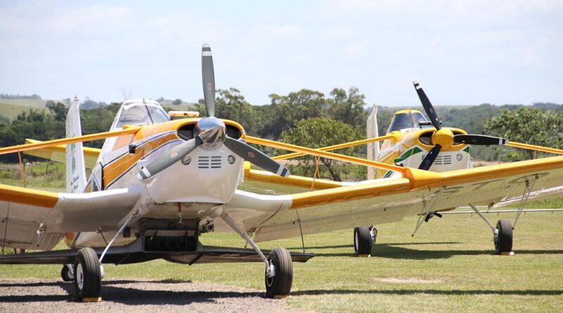 Uso de aviões agrícolas para combate a incêndios aumenta 50% no Brasil 
