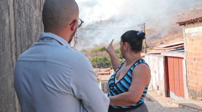 impacto das queimadas na saúde, moradora aponta para incêndio, incêndio florestais, cerrado sem fogo, gases tóxicos
