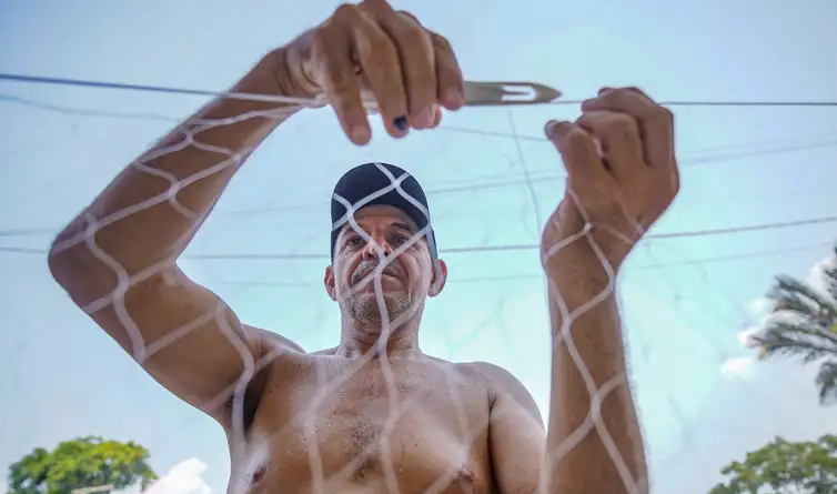 Manaus - O pescador Jean Carlos Thiago fala sobre a seca em Manaus, a maior em 121 anos - Foto: Rafa Neddermeyer/Agência Brasil