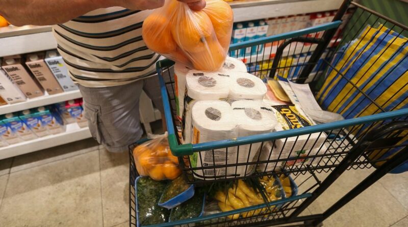 Vendas no comércio recuam 0,2% em agosto, diz IBGE