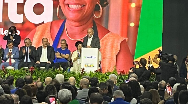 Lula fala para público durante o lançamento do Programa Acredita