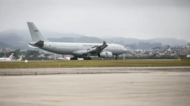 Avião com 221 brasileiros repatriados do Líbano chega em Guarulhos