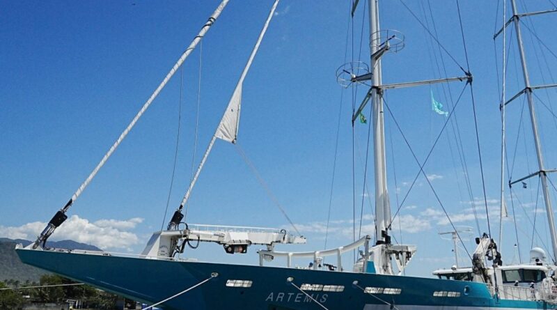 Porto de São Sebastião; veleiro levará café paulista até Le Havre, na França.