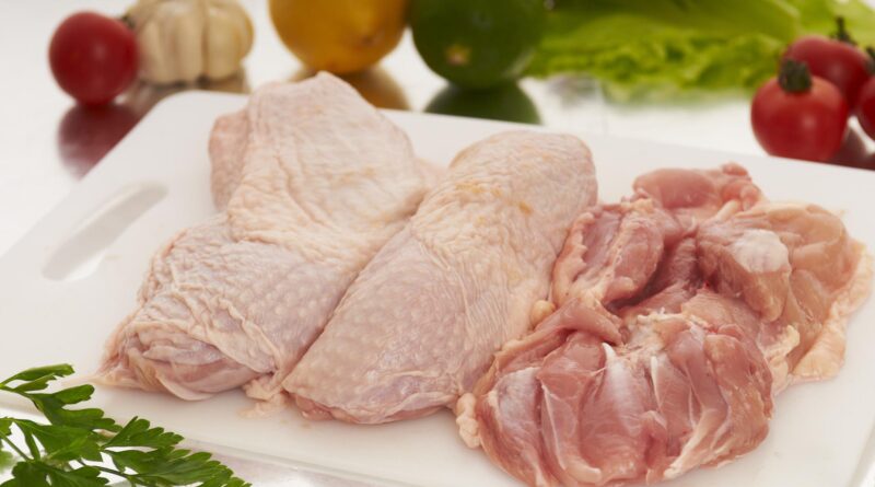 Três pedaços de carne de frango sobre uma bandeja branca carnes halal