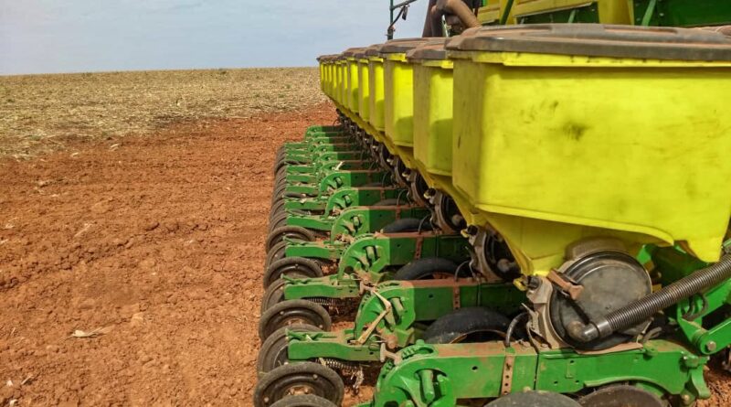 Plantadeira pronta para semear soja em Capão Bonito