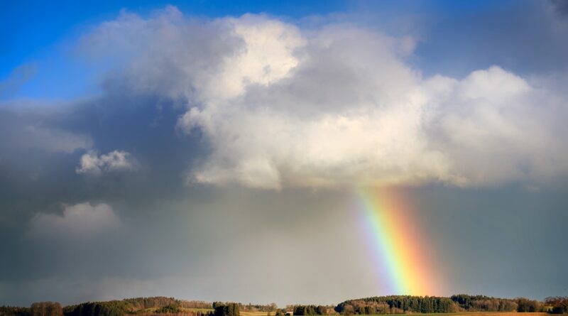 arco-íris em chuva de verão
