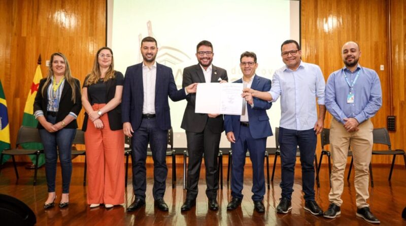 Autoridades acreanas reunidos após assinatura da portaria