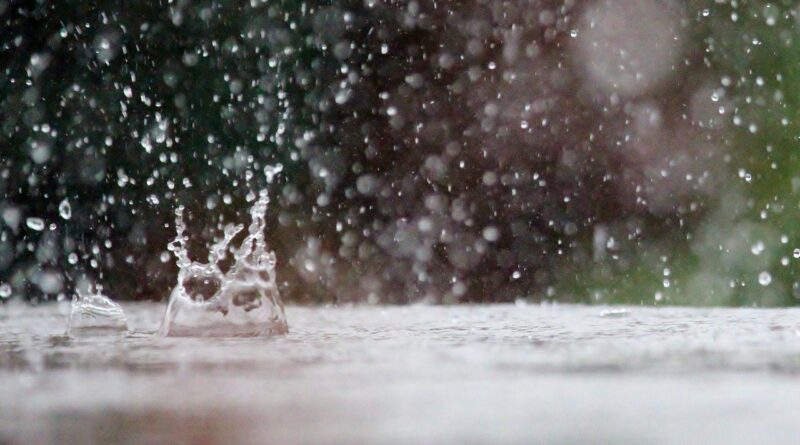 gotas de chuva no chão no feriado
