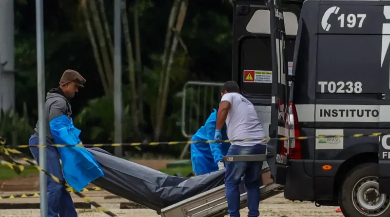 Polícia retira corpo de autor de atentado na Praça dos Três Poderes