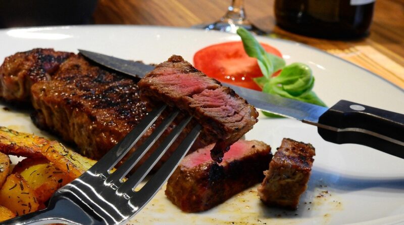 prato de carne em restaurante