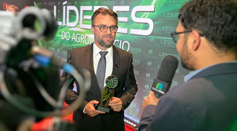Plínio Queiroz na entrega do prêmio Líderes do Agronegócio 2024
