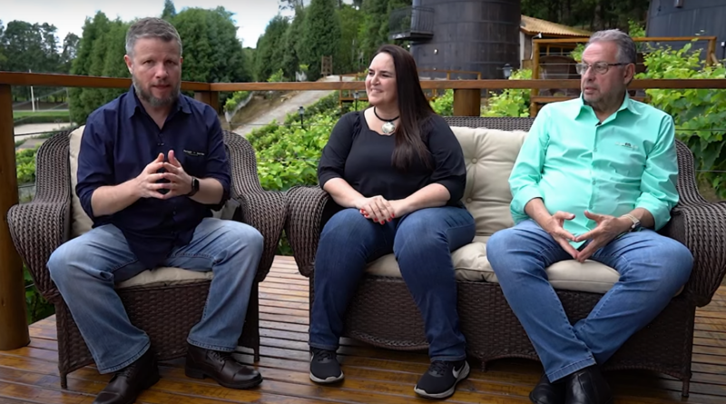 Três pessoas sentadas conversando