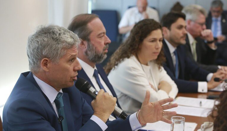 PAULO PIMENTA DURANTE REUNIÃO