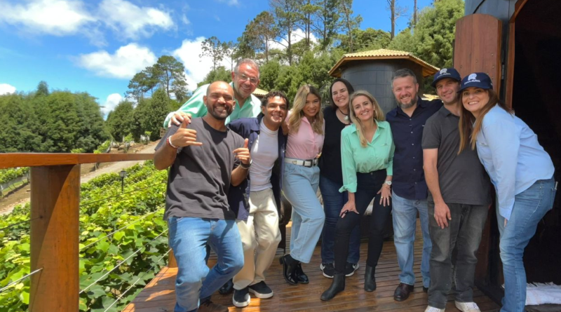 Nove pessoas em pé com o fundo do restaurante Quinta do Olivardo