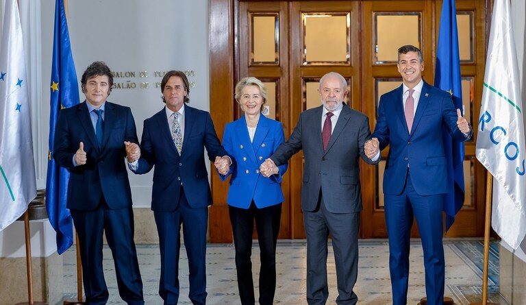 Anúncio da conclusão do acordo com a participação dos líderes de Argentina, Uruguai, União Europeia, Brasil e Paraguai.