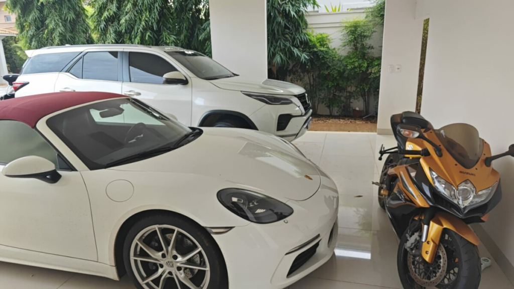 alguns dos veículos apreendidos em poder dos criminosos