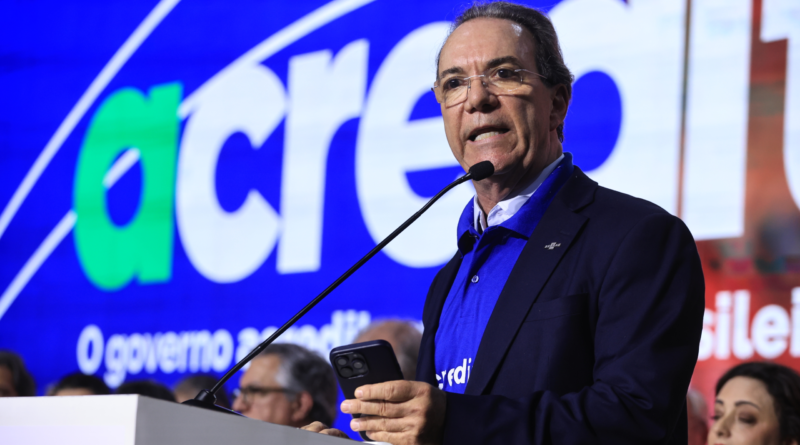 Homem falando ao microfone