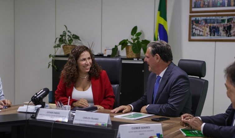 Ministros Carlos Fávaro e Esther Dweck