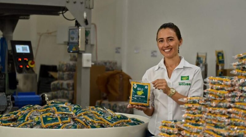 Mulher com pacote de balas na mão