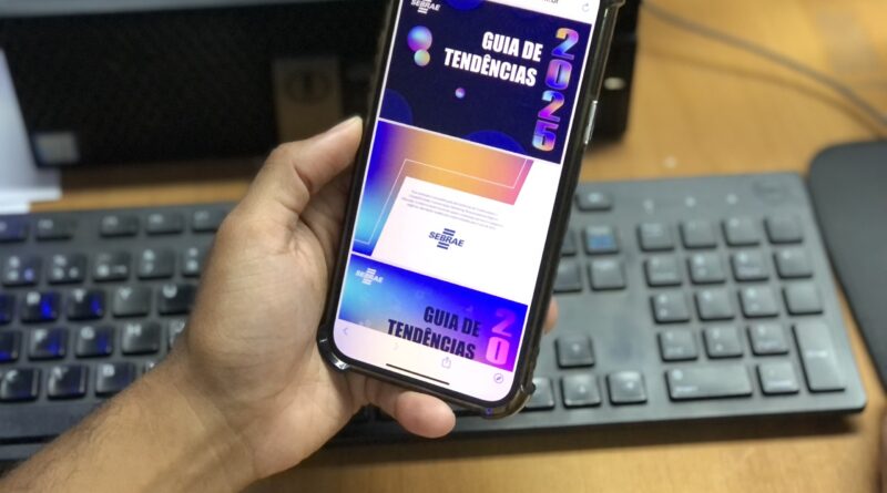 Homem segurando celular