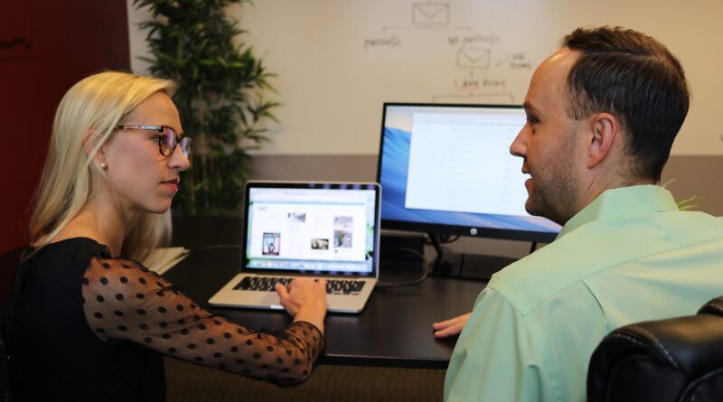 Cliente e especialista com os seus notebooks