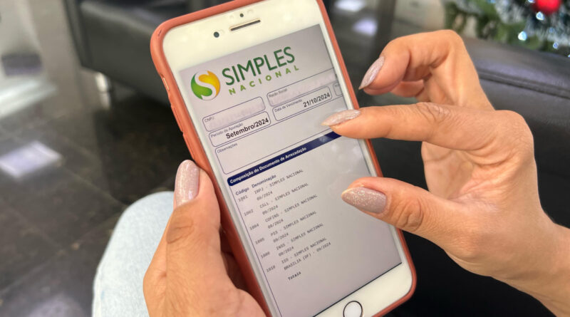 Pessoa com documento do Simples Nacional pelo celular