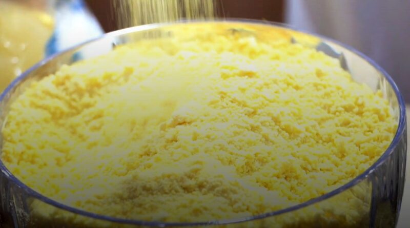 Um pote de farinha de mandioca