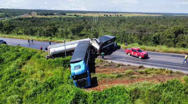 acidente entre carreta bitrem e caminhão-tanque na BR-020 em Roda Velha, São Desidério