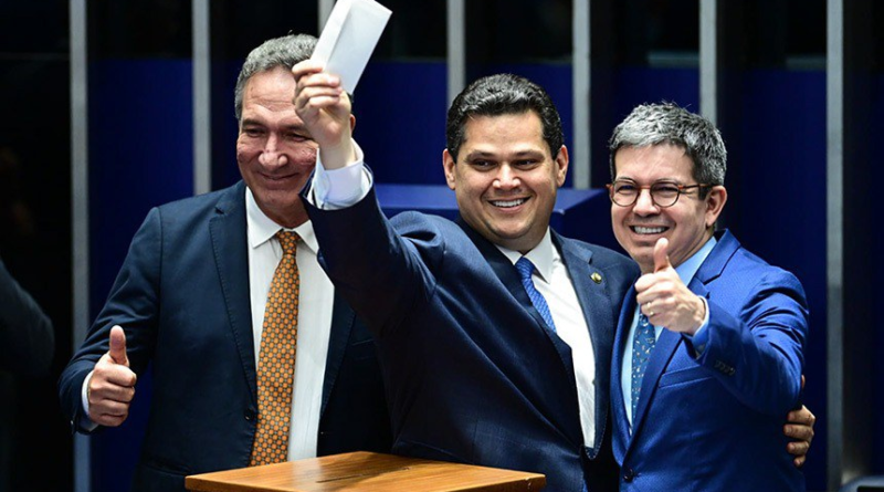 Davi Alcolumbre entre Lucas Barreto e Randolfe Rodrigues) durante a votação neste sábado
