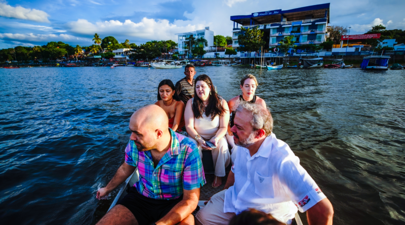 Pessoas em um barco conhecendo a região do Pará