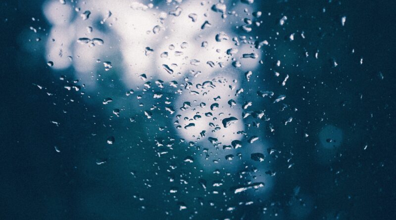 Foto de uma janela com pingos de chuva