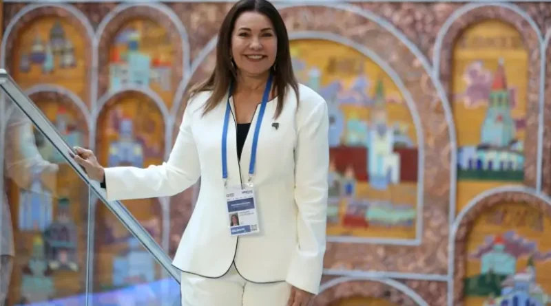 Mulher parada sorrindo