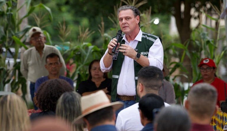 Ministro discursando para o público