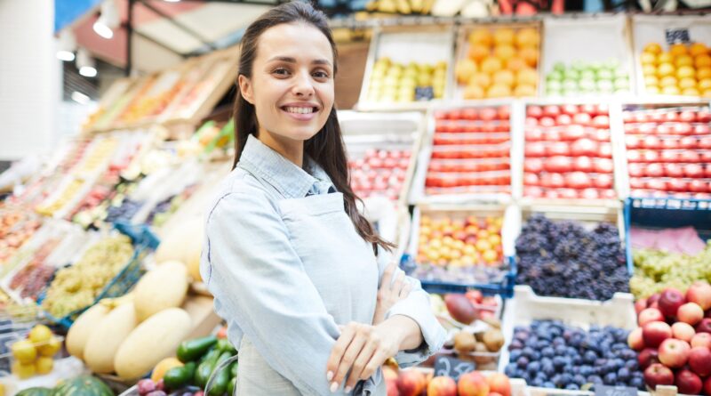 Mulher em banca de frutas