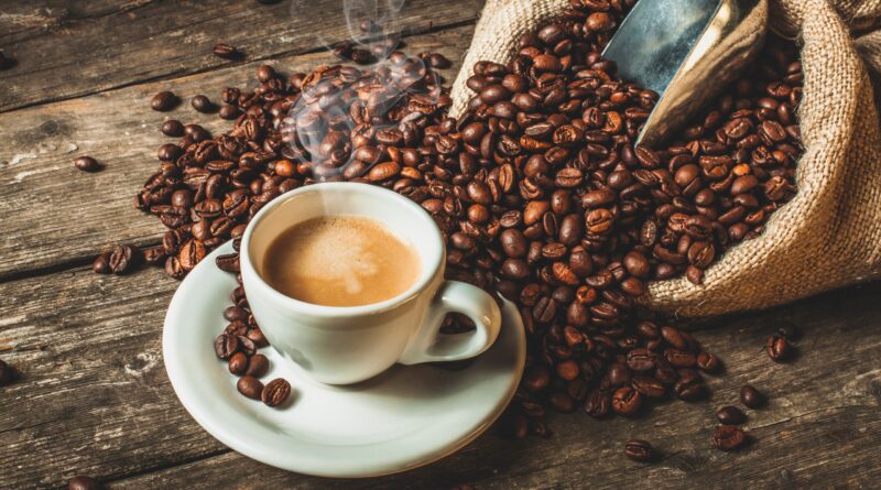 saca de café e bebida na xícara