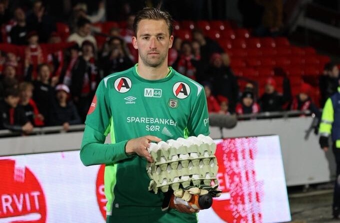 Melhor em campo em partida de futebol ganha 4 dúzias de ovos como prêmio