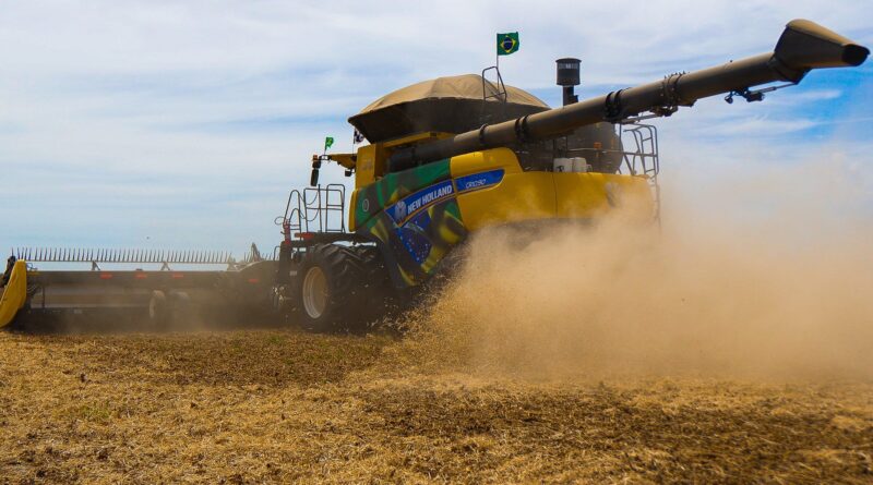 Máquina em lavoura de soja