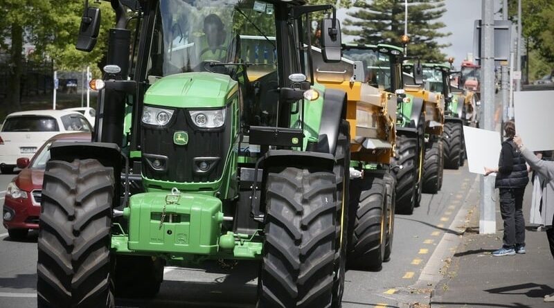 tratores - protesto de produtores rurais da nova zelândia - imposto por arroto do boi