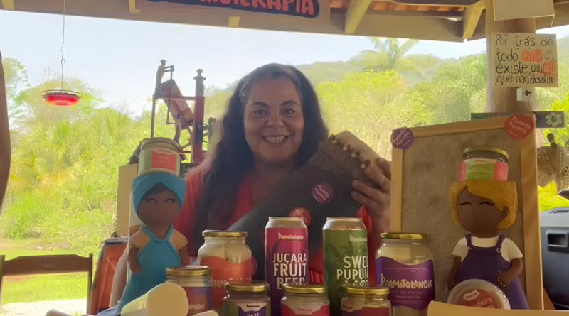 Mulher apresentando todos os produtos da Palmitolândia