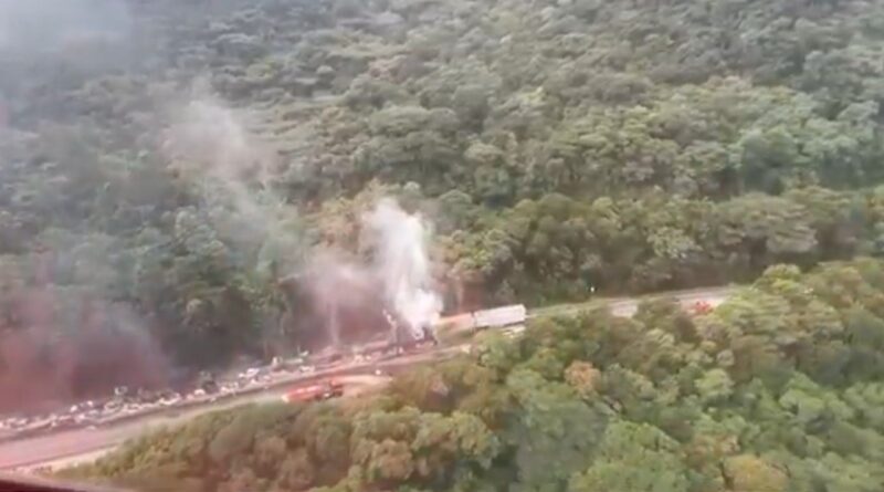 Acidente na BR-101 causa incêndio em SC