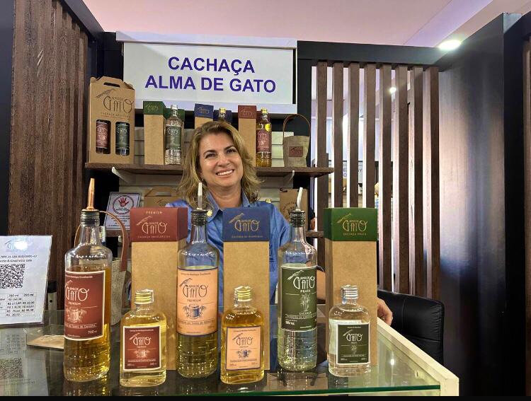 Mulher mostrando produtos