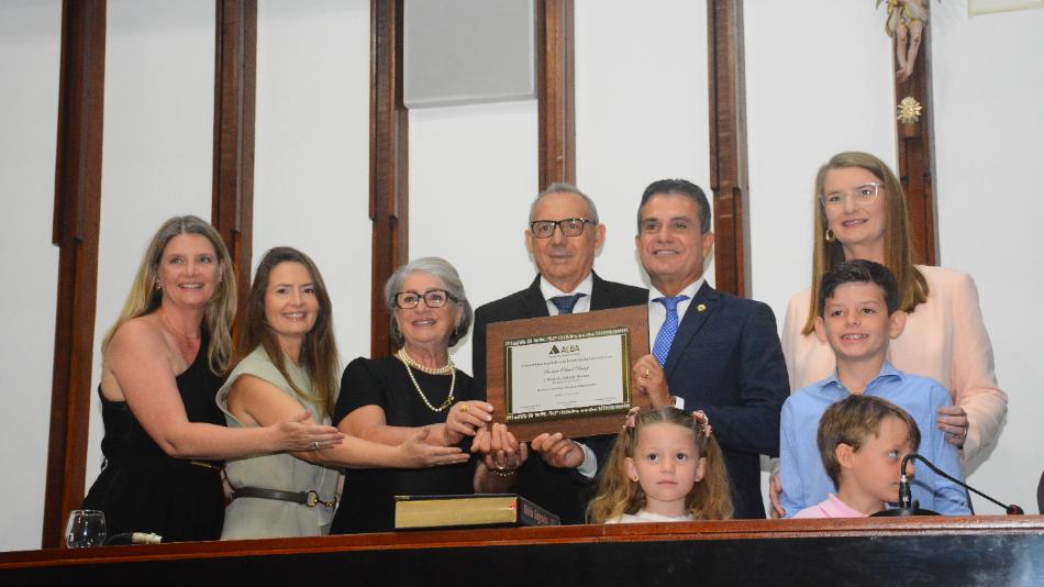 Odacil Ranzi e família, durante cerimônia na Alba