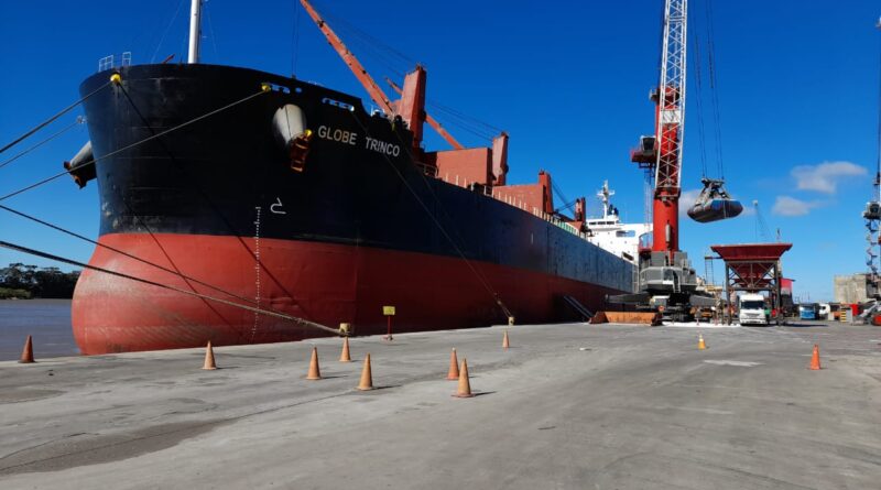navio atracado porto de rio grande exportações