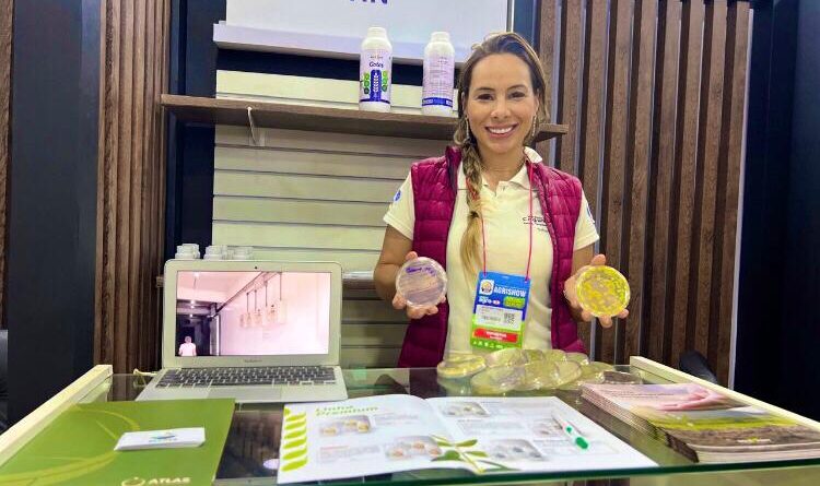 Mulher mostrando produtos